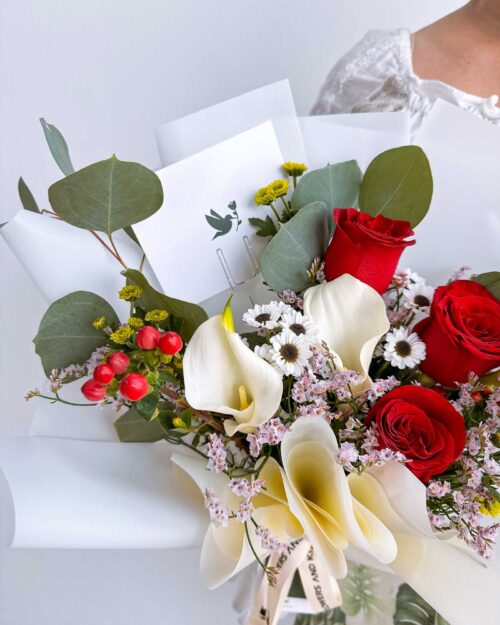 white lilies and roses zoom