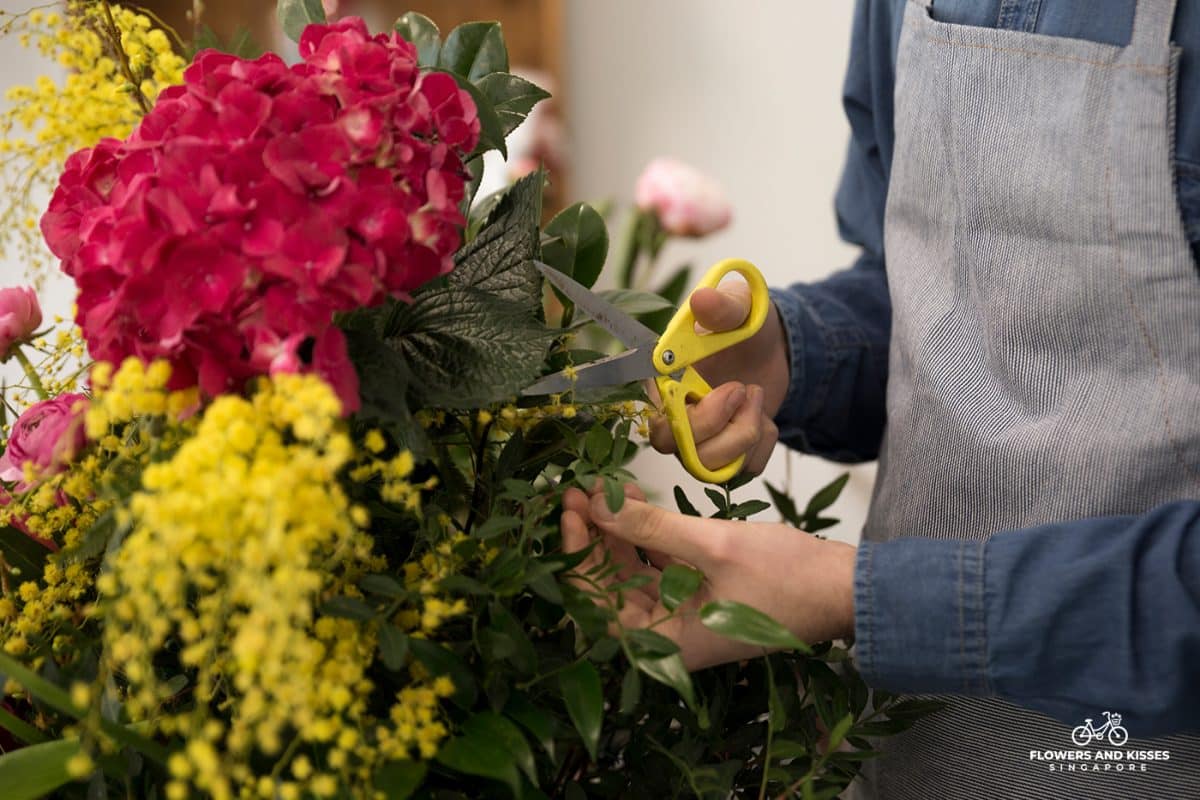 How To Arrange Flowers In A Vase Online Florist Arranging Focal Flowers