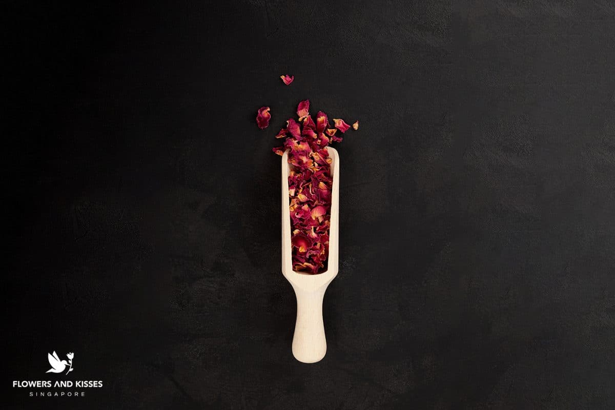 <strong>4 Romantic Ways to Use Rose Petals</strong> 4 Romantic Ways to Use Rose Petals