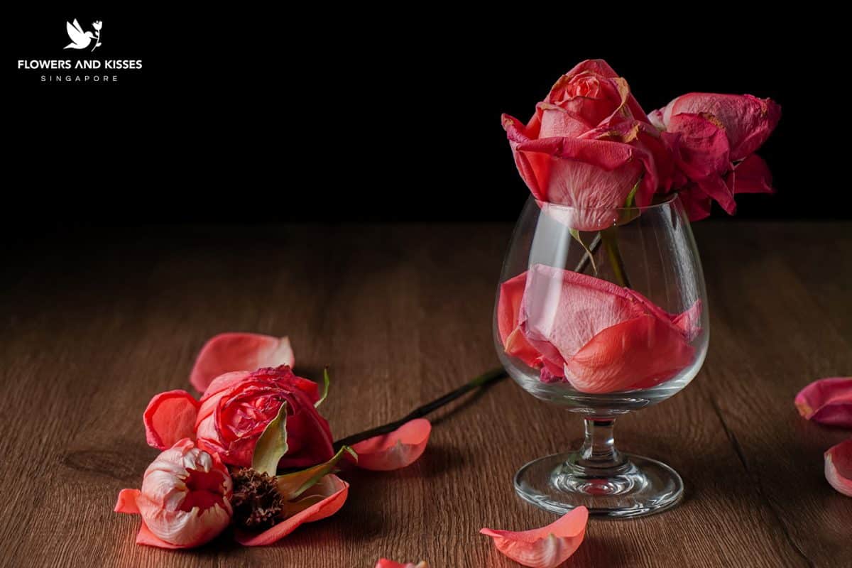 <strong>4 Romantic Ways to Use Rose Petals</strong> Table setting-rose bouquet Singapore