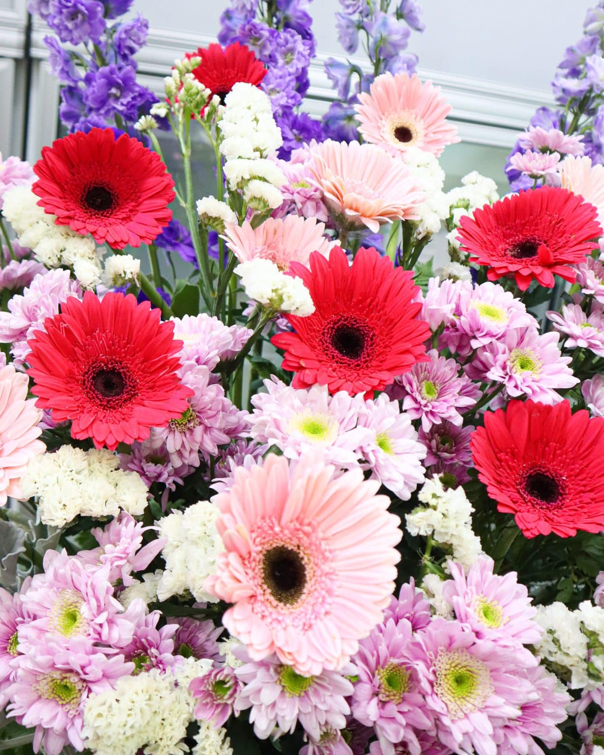 Victoria Opening Flower Stand Flowers and Kisses