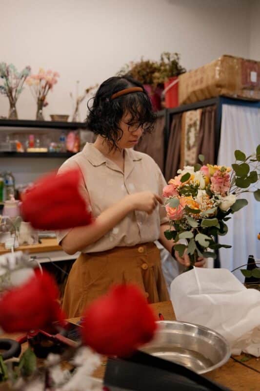 jamie arranging apricot bouquet